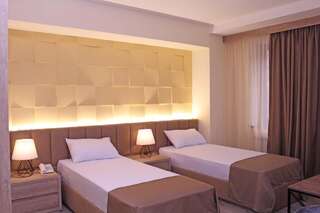 Отель MANDARIN Hotel Ереван Улучшенный двухместный номер с 1 кроватью или 2 отдельными кроватями-5
